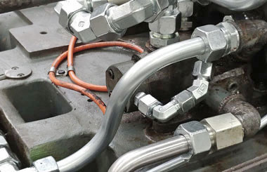 Hydraulikverrohrung nach Umbau unter Quertisch